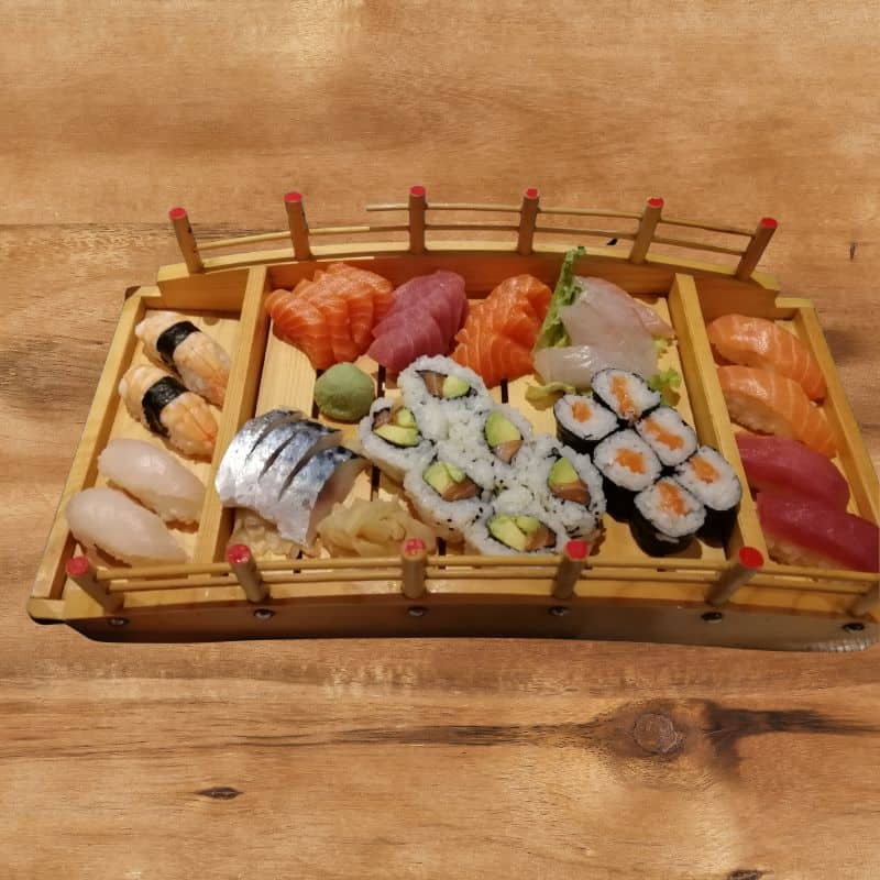 Bunte Sushi-Platte auf Holztablett