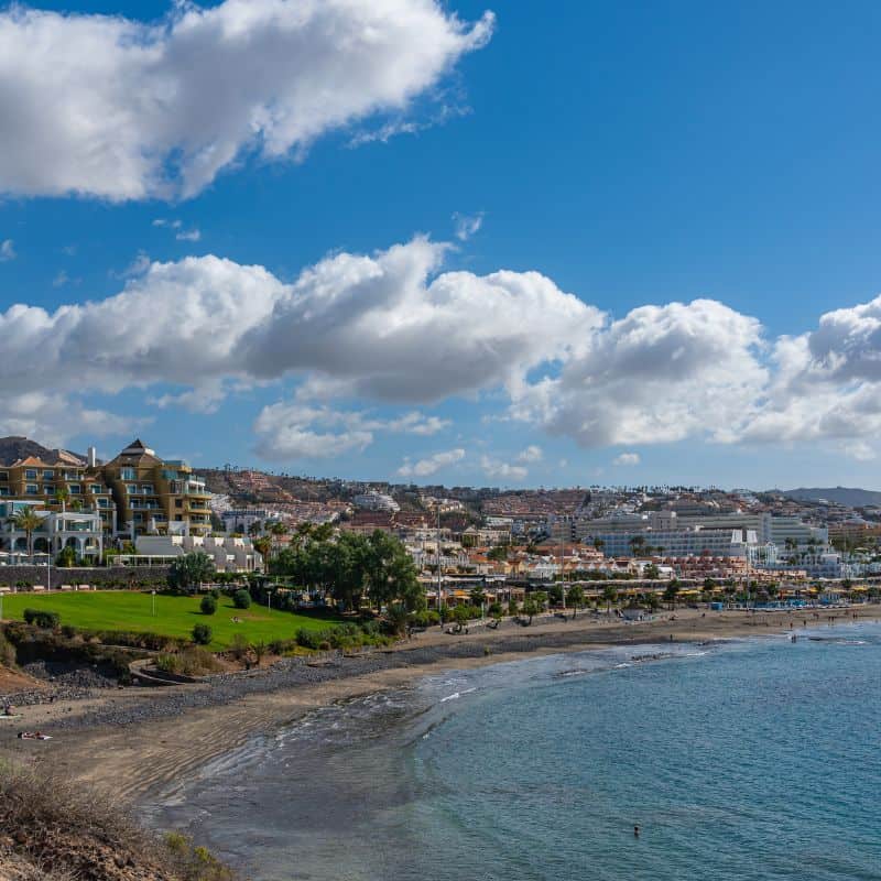 Die schönsten Strände auf Teneriffa – schwarze Sandstrände & versteckte Buchten playa de fanabe straende auf teneriffa Playa de Fañabé an der Costa Adeje, einer der beliebtesten Strände auf Teneriffa mit Promenade und ruhigem Wasser