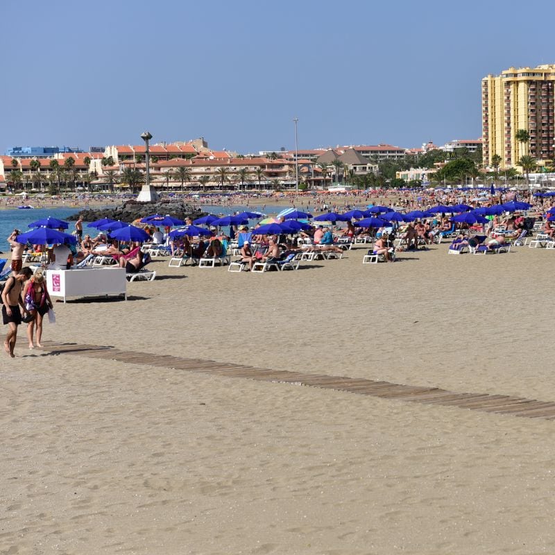 Die schönsten Strände auf Teneriffa – schwarze Sandstrände & versteckte Buchten playa de las vistas straende auf teneriffa Playa de Las Vistas auf Teneriffa mit hellem Sand, ruhigem Wasser und Promenade bei Los Cristianos