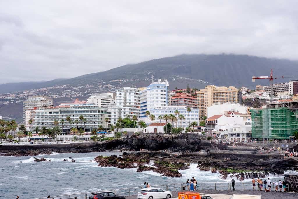 Die schönsten Orte auf Teneriffa – Städte, Dörfer & Küstenorte seaside cityscape of puerto de la cruz tenerife featuring hotels rocky shore and cloudy sky. 12811781 Seaside cityscape of Puerto de la Cruz, Tenerife, featuring hotels, rocky shore, and cloudy sky.