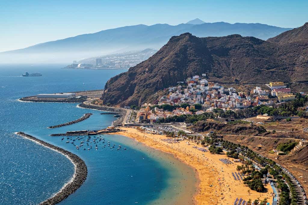 Die schönsten Strände auf Teneriffa – schwarze Sandstrände & versteckte Buchten stunning aerial view of playa de las teresitas in tenerife with mountainous backdrop. 30366957 Playa de las Teresitas Teneriffa erfahrungen