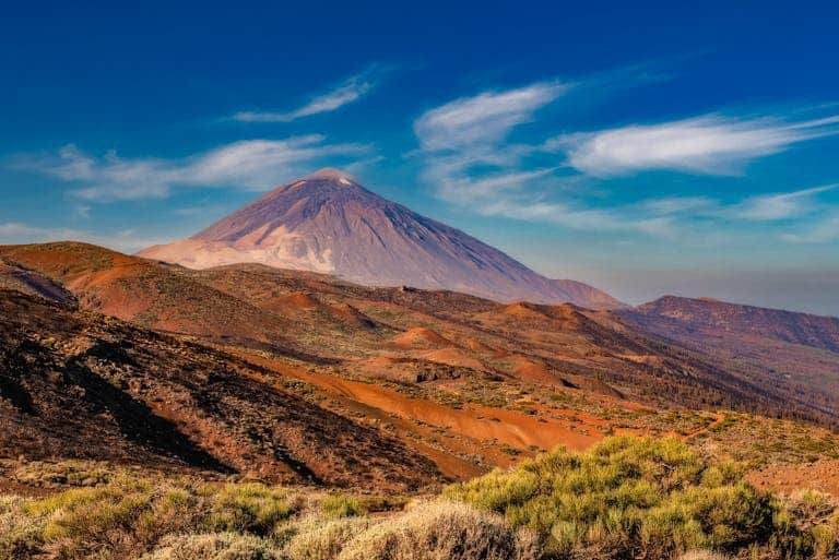Teide Nationalpark auf Teneriffa – Vulkan, Aussichtspunkte & Tipps stunning landscape view of mount teide tenerife showcasing vibrant colors and natural beauty. 22857308 Vulkanlandschaft in Tansania mit aktivem Vulkan und umliegender Natur.