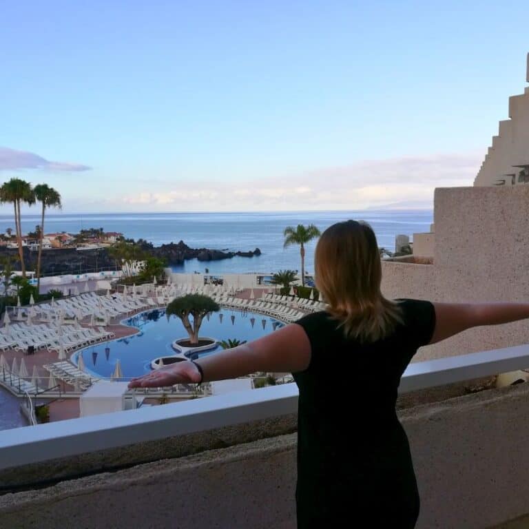 Frau genießt Aussicht auf Meer.