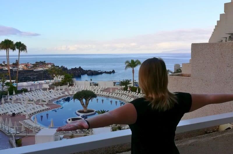 Frau genießt Aussicht auf Meer.
