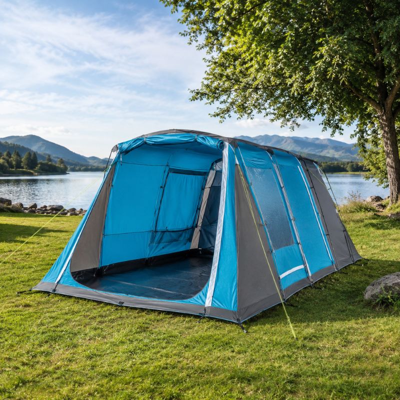 Welches Zelt kaufen? Die besten Zelte im Vergleich für deinen Urlaub Tunnelzelt empfehlung Geräumiges blau-graues Familienzelt auf einem Campingplatz am See mit Bergblick.