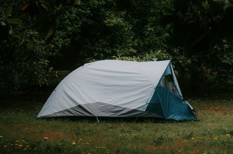 Bester Campinggrill: Die beliebtesten Modelle im ehrlichen Test a lone tent set in a serene forest clearing perfect for peaceful camping retreats. 37406148 welches zelt kaufen