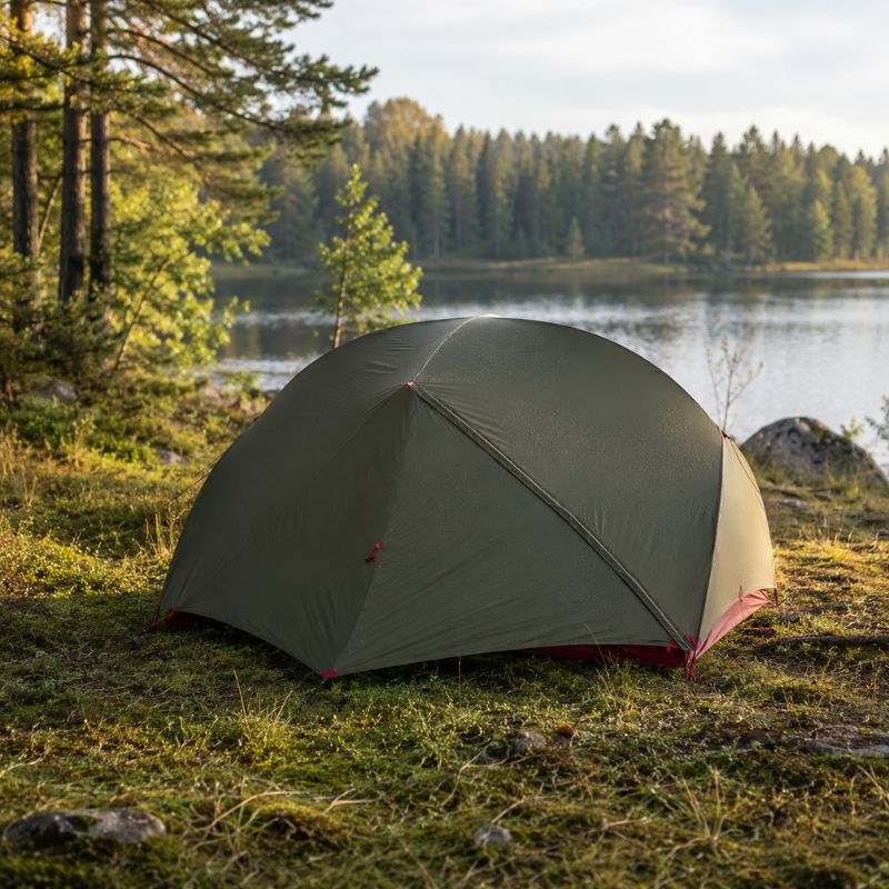 Welches Zelt kaufen? Die besten Zelte im Vergleich für deinen Urlaub ultraleichtes wurfzelt fuer profis Kompaktes Campingzelt auf einer Wiese am See, ideal für naturnahes Zelten.