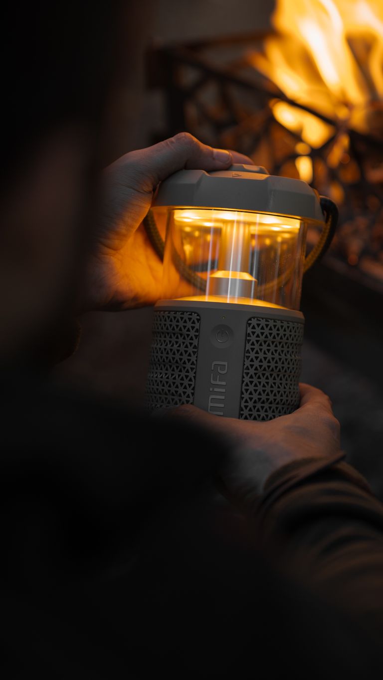 Campinglampen für deinen Campingurlaub: Was passt wirklich zu dir? warm light of a lantern illuminating hands by the fireplace at night perfect for camping. 19073748 Campinglampe
