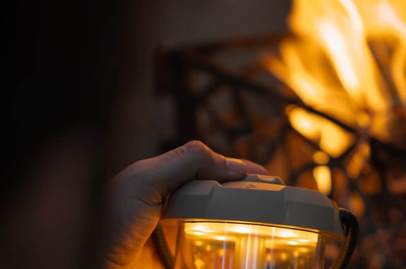 Sehenswürdigkeiten auf Teneriffa – die schönsten Orte der Insel warm light of a lantern illuminating hands by the fireplace at night perfect for camping. 19073748 Campinglampe