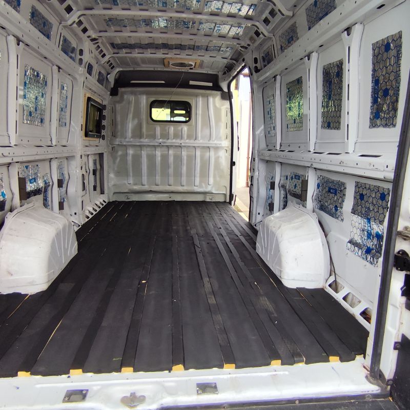 Leerer Transporter mit isoliertem Boden
