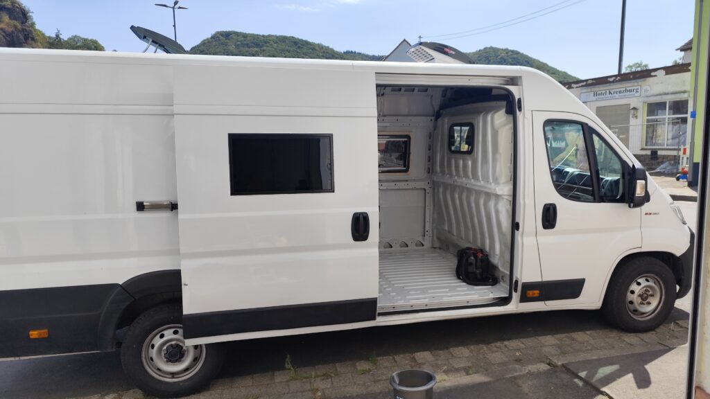 Seitenfenster im Fiat Ducato einbauen: Schritt-für-Schritt-Anleitung camper ausbau anleitung 15 Seitenfenster im Fiat Ducato einbauen