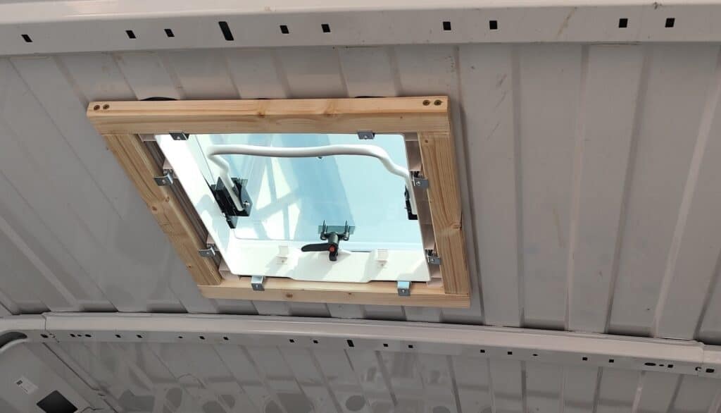 Dachluke im Fiat Ducato einbauen: So haben wir das Dachfenster in unseren Camper gesetzt camper ausbau anleitung 19 edited Dachfenster in einem Wohnmobil, geöffnet für Belüftung und Tageslicht.