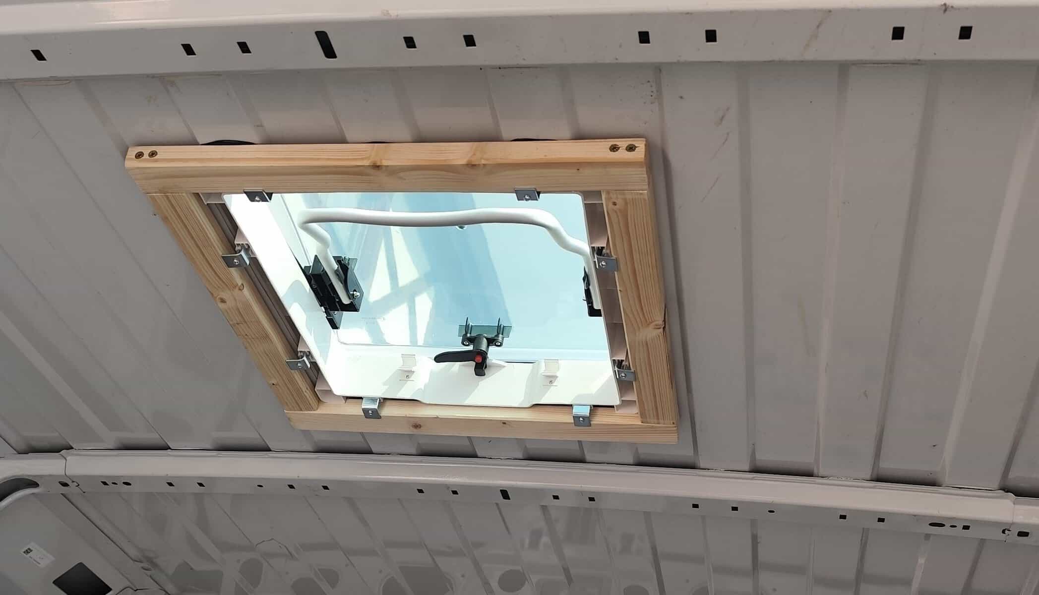 Dachluke im Fiat Ducato einbauen: So haben wir das Dachfenster in unseren Camper gesetzt camper ausbau anleitung 19 edited Dachfenster in einem Wohnmobil, geöffnet für Belüftung und Tageslicht.