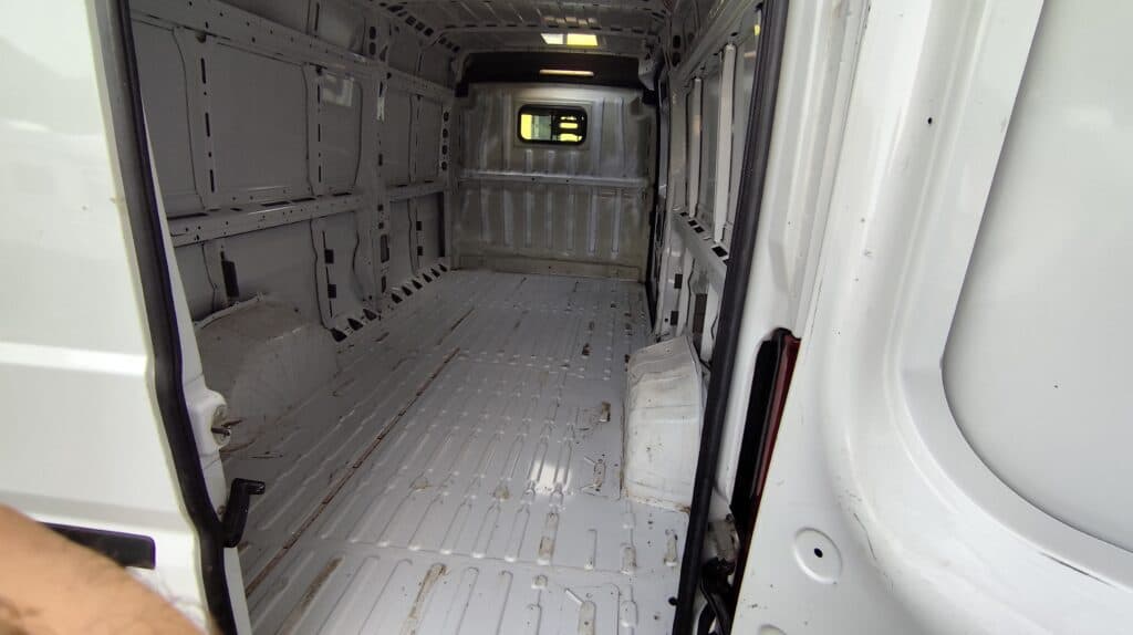Leerer Transporter, bereit zum Ausbau. Fiat Ducato als Camper