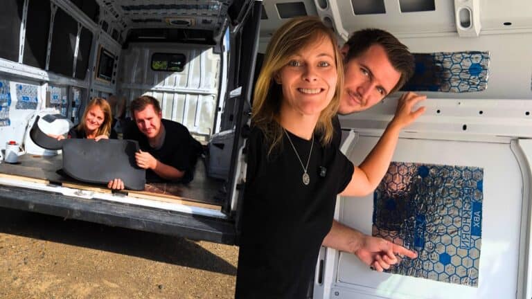 Camper dämmen mit Armaflex und Alubutyl: So haben wir unseren Fiat Ducato isoliert camper isolieren daemmen Paar arbeitet an Van-Isolierung.