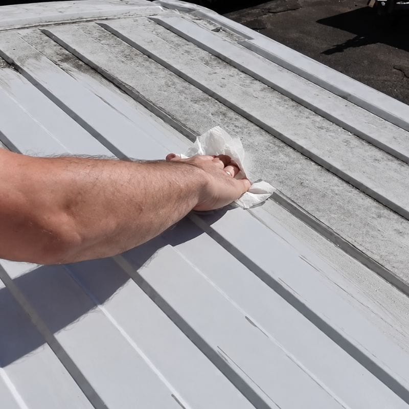 Dachluke im Fiat Ducato einbauen: So haben wir das Dachfenster in unseren Camper gesetzt dachfenster planung und ausbauschritte Reinigung der Dachluke im Fiat Ducato vor dem Einbau eines Dachfensters.