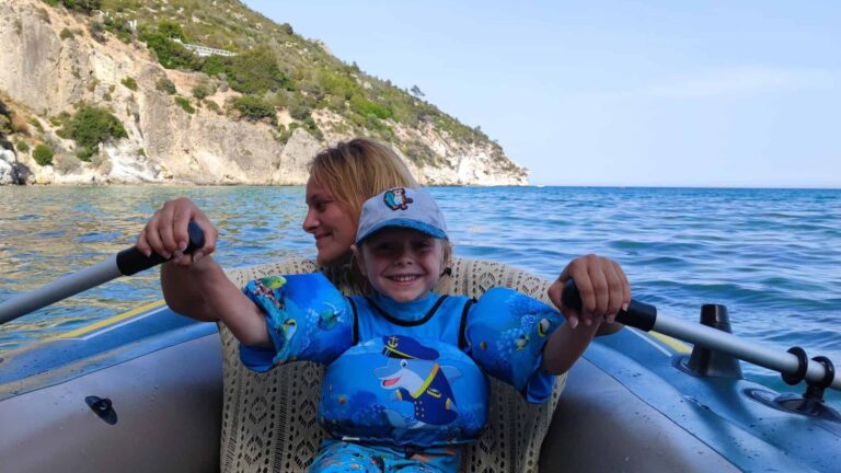 Abenteuer auf dem Wasser mit Kind und Mutter, beim Kajakfahren an der Küste, umgeben von Meer und Kl.