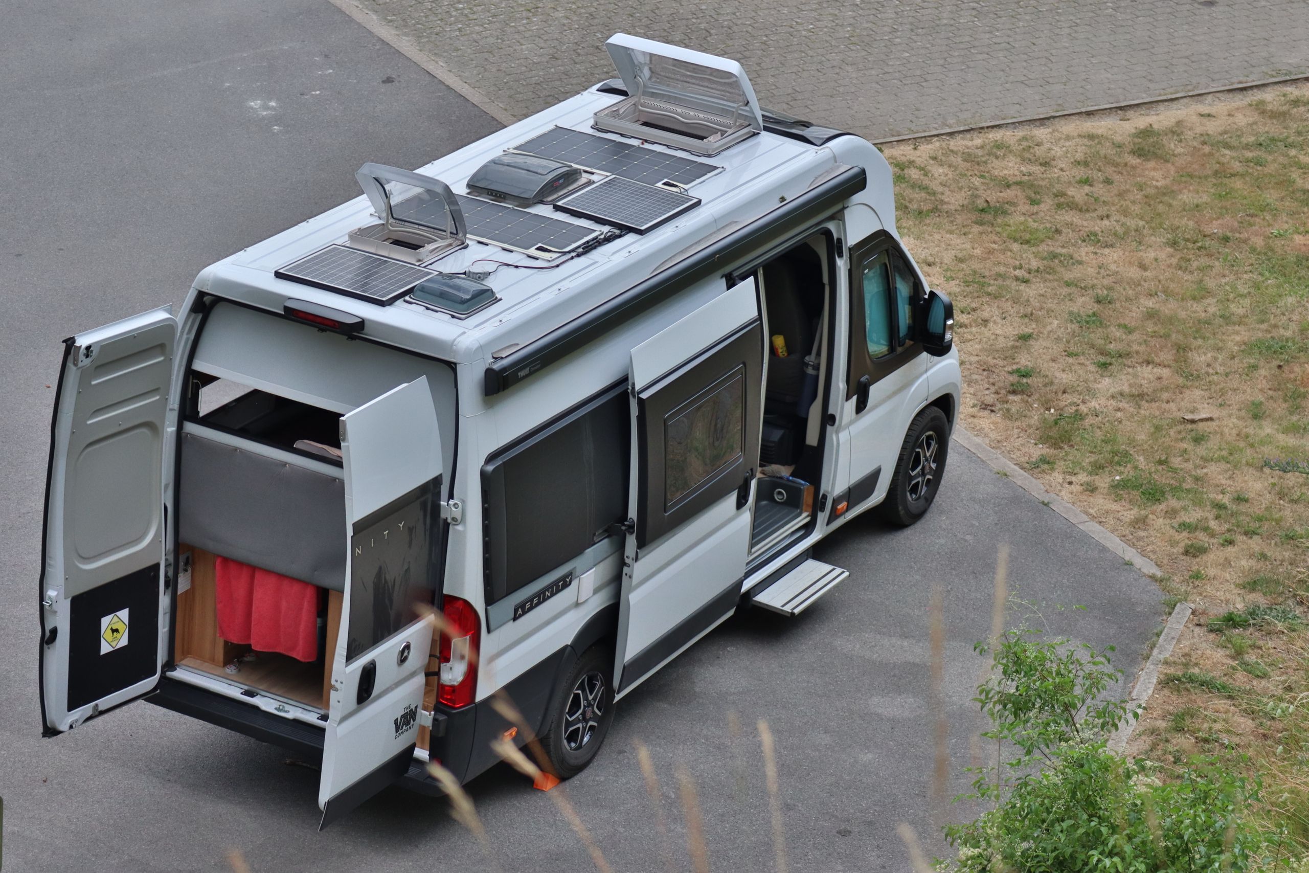 Camper-Ausbau-Ideen: So planst du den passenden Grundriss für deinen Van top view of a campervan parked outdoors with solar panels symbolizing vanlife in bouillon belgium. 38792358 scaled Camper-Ausbau-Ideen: So planst du den passenden Grundriss für deinen Van