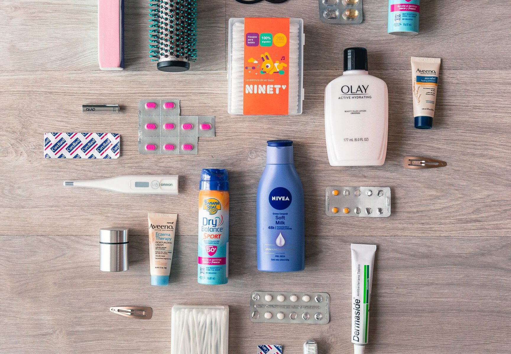 Reiseapotheke Checkliste: 15 Dinge, die im Urlaub wirklich wichtig sind a neatly organized flat lay of toiletries and essentials including brushes creams and medicines. 3993400 scaled e1788882160481 Reiseapotheke Checkliste: 15 Dinge, die im Urlaub wirklich wichtig sind