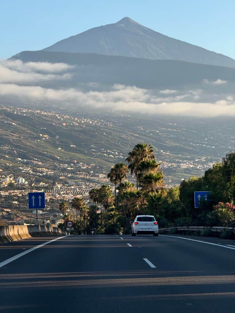 Mietwagen auf Teneriffa: Lohnt sich ein Auto wirklich? a picturesque drive towards mount teide in tenerife framed by lush greenery and morning clouds. 31167431 Mietwagen auf Teneriffa: Lohnt sich ein Auto wirklich?