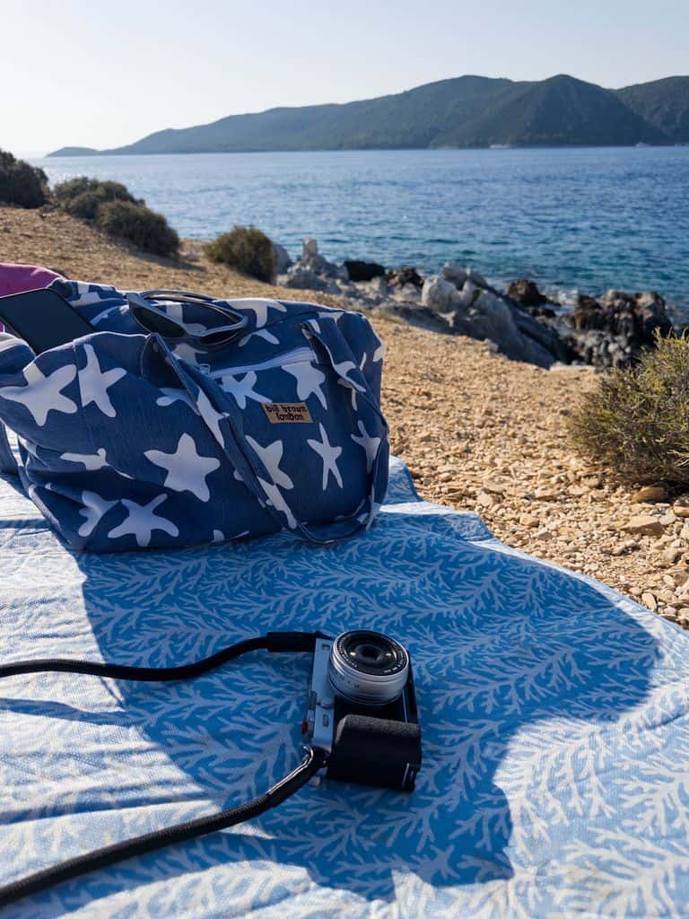 Du willst deinen Koffer richtig packen und Platz sparen? 🎒 Hier findest du 10 einfache Tipps für mehr Ordnung im Reisegepäck. Jetzt entspannt reisen! Strandurlaub Packliste