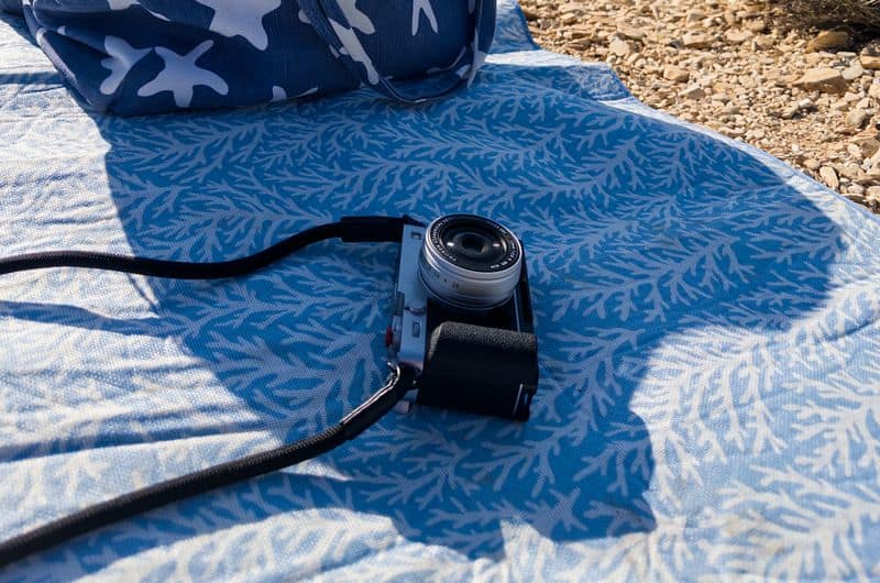 Du willst deinen Koffer richtig packen und Platz sparen? 🎒 Hier findest du 10 einfache Tipps für mehr Ordnung im Reisegepäck. Jetzt entspannt reisen! Strandurlaub Packliste