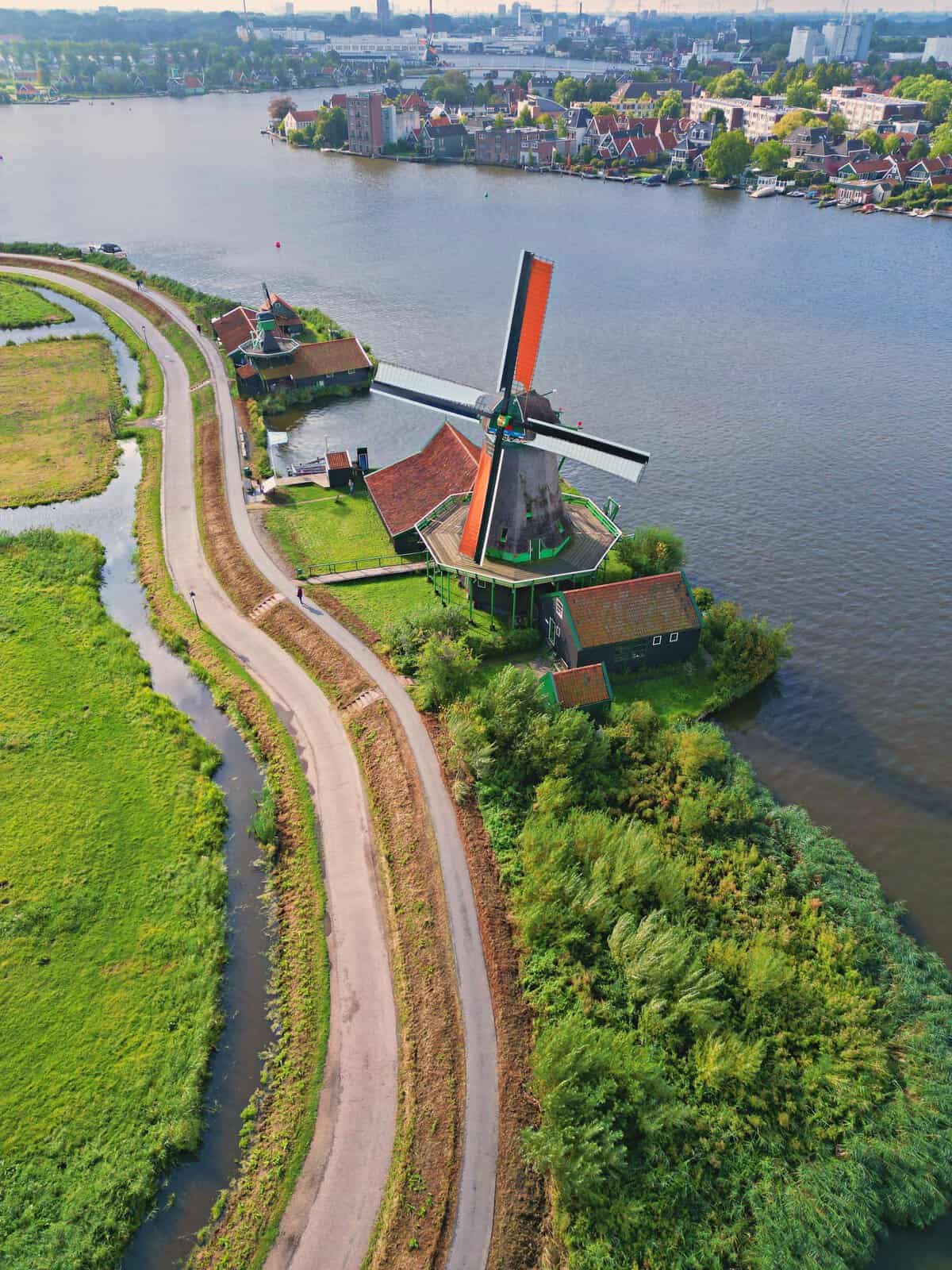 Anreise in die Niederlande – Auto, Antwerpen & Freistehen erklärt aerial photo of a traditional windmill by the river in amsterdam showcasing classic dutch architecture and landscape. 28459605 scaled Urlaub in den Niederlanden – Tipps, Regionen & Reiseplanung
