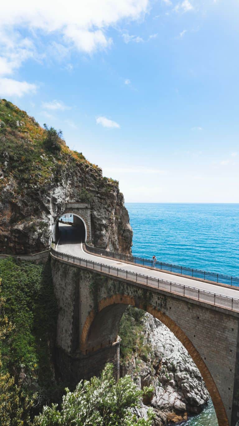 Roadtrip Italien Packliste: Das nehmen wir für die Autofahrt mit beautiful shot of the fiordo di furore bridge overlooking the turquoise sea along italys amalfi coast. 13543020 Roadtrip Italien Packliste: Das brauchst du wirklich im Auto