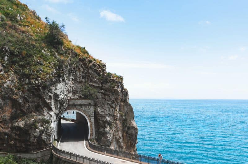 Urlaub mit Hund in Norddeutschland – Tipps für Unterkunft, Strand & Planung beautiful shot of the fiordo di furore bridge overlooking the turquoise sea along italys amalfi coast. 13543020 Roadtrip Italien Packliste: Das brauchst du wirklich im Auto