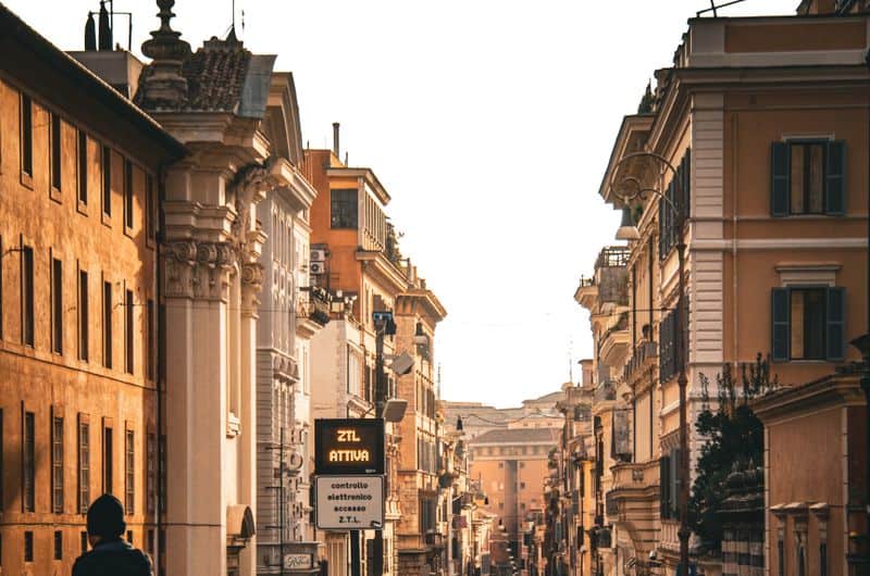 Italien - unsere Erfahrungen, Planung & Tipps captivating urban street scene in romes historic district during day showcasing classic architecture. 19855229 ZTL Italien – Bedeutung, Regeln und Strafen einfach erklärt