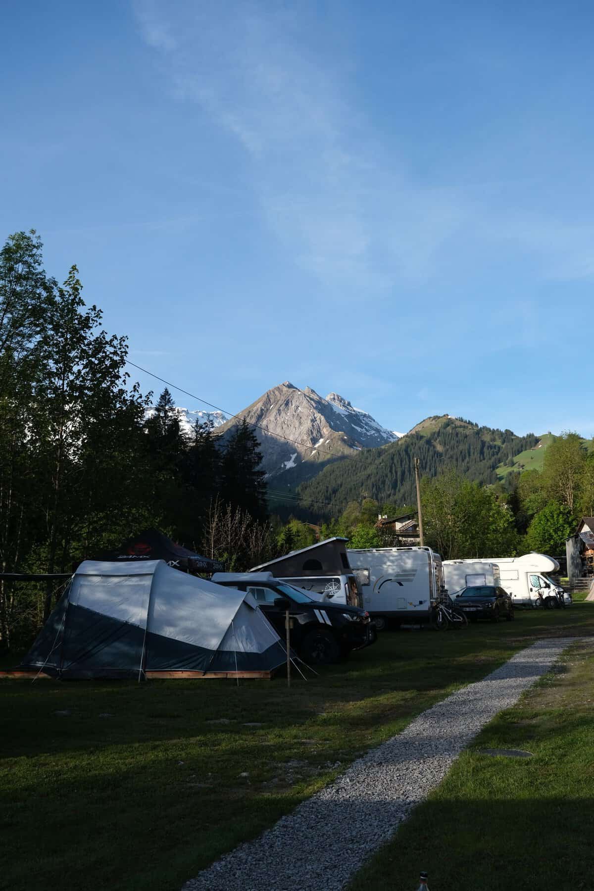 Was kostet ein Campingurlaub? Preise, Beispiele & unsere Erfahrungen explore the picturesque camping sites in adelboden framed by majestic mountains and lush greenery. 32664454 scaled Was kostet ein Campingurlaub? Preise, Beispiele & unsere Erfahrungen