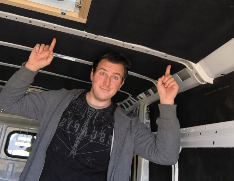 Camper-Ausbau für große Menschen: 2-m-Bett, Stehhöhe und Beinfreiheit image gen 520260922 092450 e1790316656693 Camper-Ausbau für große Menschen: 2-m-Bett, Stehhöhe und Beinfreiheit