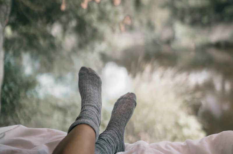 Campingurlaub planen: Unsere Tipps für Packliste, Ausrüstung & Kosten peaceful morning inside a tent overlooking a serene outdoor landscape. 6861162 Matratze für den Campingurlaub: Bequem schlafen im Zelt