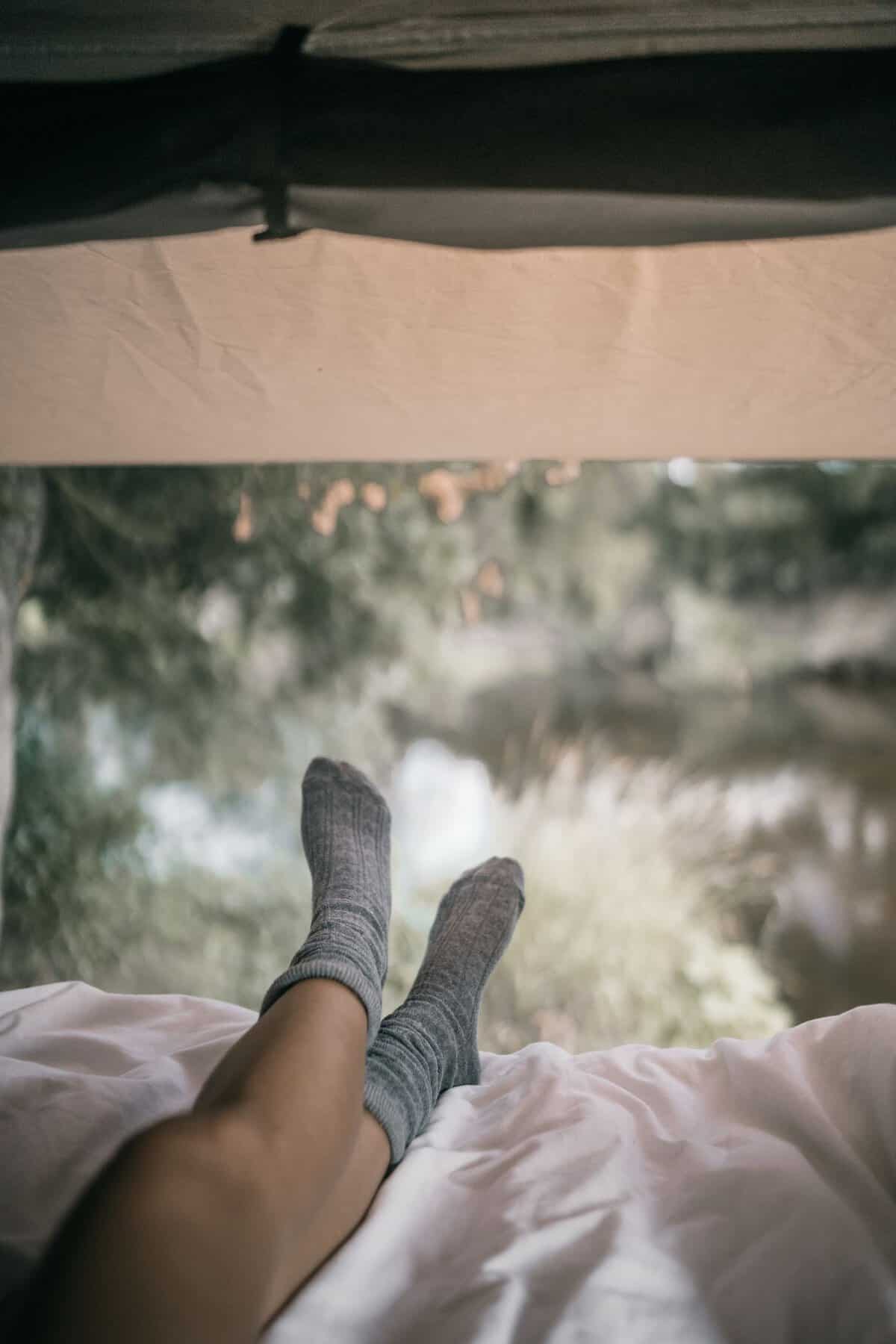 Matratze für den Campingurlaub: Bequem schlafen im Zelt peaceful morning inside a tent overlooking a serene outdoor landscape. 6861162 scaled Matratze für den Campingurlaub: Bequem schlafen im Zelt