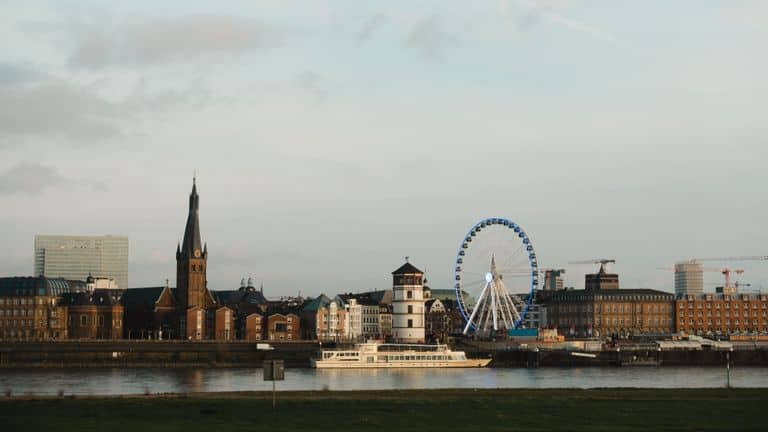 Parken in Düsseldorf: Günstige Parkhäuser für Little Tokyo & die Weihnachtsmärkte picturesque view of duesseldorf with a ferris wheel by the river and historic buildings. 30068931 Picturesque view of Düsseldorf with a ferris wheel by the river and historic buildings.