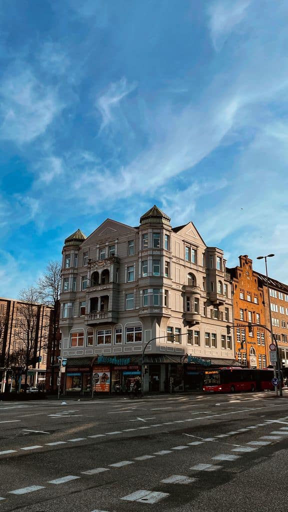 Welche Reiseversicherung brauche ich wirklich? Unser ehrlicher Überblick stunning historic architecture under blue skies in kiel germany. 11556749 Unterkunft buchen: Hotel, Ferienwohnung oder Camping – was passt zu dir?