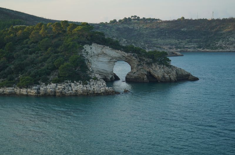Italien - unsere Erfahrungen, Planung & Tipps stunning view of a natural rock arch along the gargano coastline in italy. 29142697 Camping am Gargano mit Kindern: Unser Lieblingsplatz am Meer in Apulien