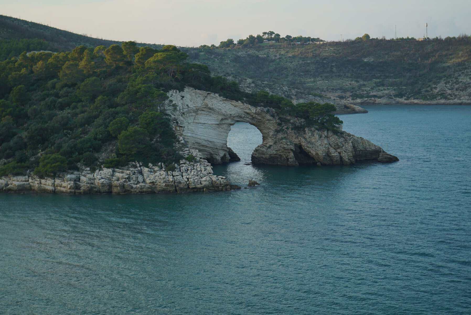 Camping am Gargano mit Kindern: Unser Lieblingsplatz am Meer in Apulien stunning view of a natural rock arch along the gargano coastline in italy. 29142697 scaled Camping am Gargano mit Kindern: Unser Lieblingsplatz am Meer in Apulien